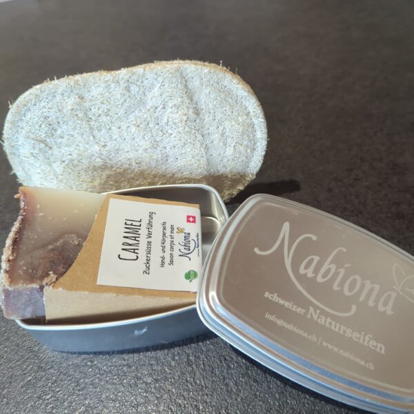 Metalldose mit Luffa und Seife